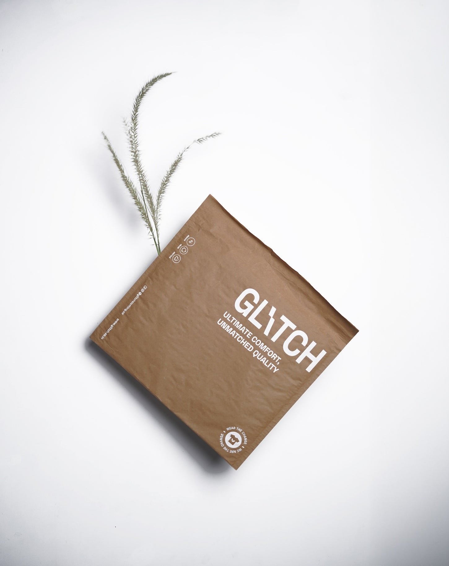 Gitch packaging design featuring a sleek, modern look with honeycomb padded mailers that are durable and sustainable.